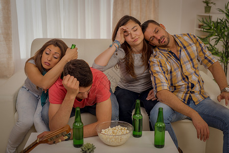 在缔约方之后派对四个人水平女孩乐趣啤酒酒醉男生女性男人背景图片