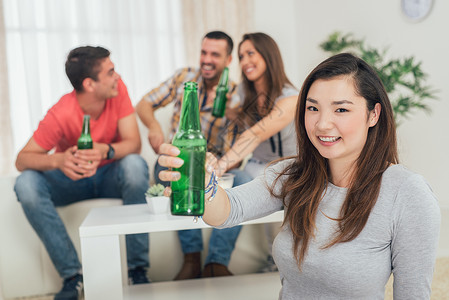 欢呼声选择性啤酒水平男生女孩四个人快乐享受友谊乐趣背景图片