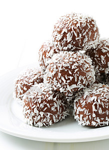 巧克力椰子球雪球饼干甜点椰丝奶油酥皮盘子糖果棉花食物背景图片