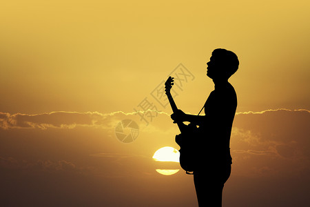 日落时的吉他手背景图片