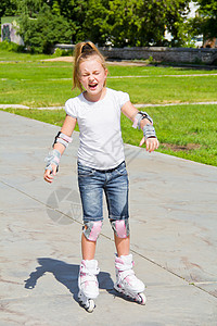 玩滑溜冰的学艺女孩女学生童年滚筒女性孩子女士金发白色蓝色学习背景