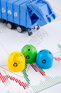 商业背景中的彩色垃圾桶和垃圾车玩具高清图片