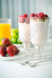 草莓优格一杯甜点加新鲜浆果 木叶利和酸奶果汁水果橙子纤维燕麦营养勺子奶制品饮食玻璃背景