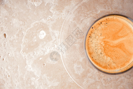 石桌上的咖啡杯背景图片