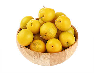 木碗中新鲜的黄李子 白对白绿色浆果圆形木头水果黄色诃子白色食物背景