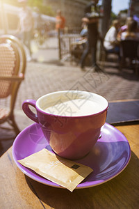 紫色咖啡杯室外咖啡背景图片