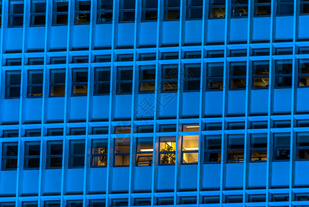 深夜在蓝高楼工作高清图片