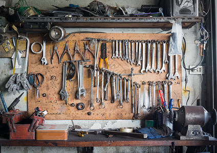 工具架在墙壁上手工具维修工作台扳手店铺工具箱木工地点车库钻头背景图片