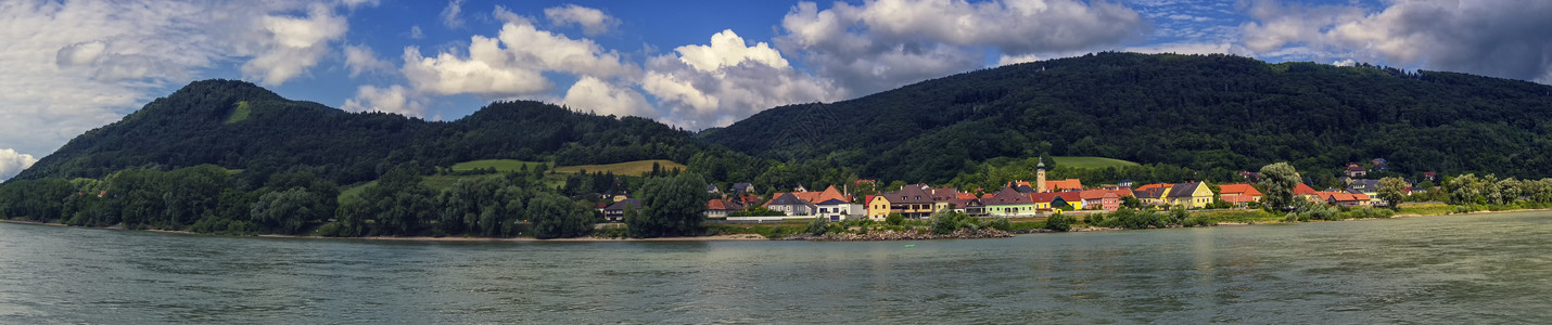 旧石器奥地利Wachau地区多瑙河边的Willenddorf村背景