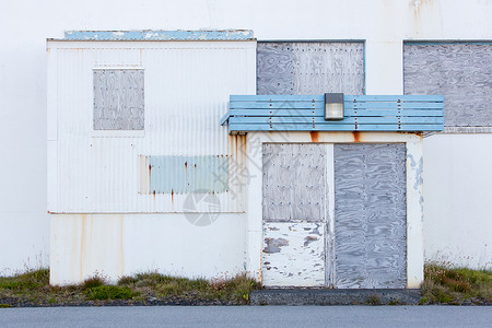 冰岛一栋被封闭的废弃建筑物前视线窗户脚步镜片男人经济入口摄影垃圾贫民窟柱子背景图片