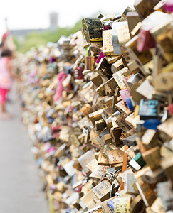 桥上的爱情锁浪漫粉色挂锁红色背景图片