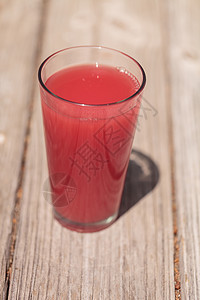 粉红西瓜水果杯玻璃果汁野餐宏观水果红色背景图片