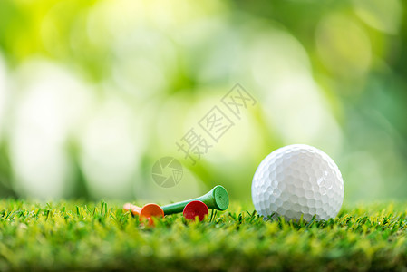草地上的高尔夫球和木板沥青白色绿色运动课程球道球座背景图片