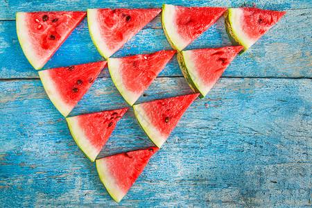 三角形西瓜蛋糕蓝色背景上的扁平三角形西瓜节食摄影美食团体乡村木头框架水果小吃食物背景