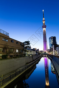 东京市池塘墨田摩天大楼晴空塔城市日落蓝色天际建筑高清图片