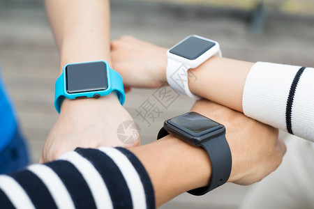腕带与朋友比较智能手表时间和朋友背景