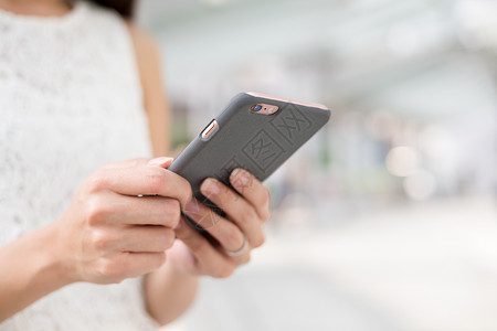 妇女使用手机部门电话短信女孩细胞游戏购物购物中心冲浪阅读背景图片