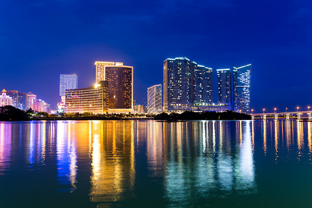 夜间澳门市天际度假村日落风景天空蓝色地标建筑学奢华货车背景图片