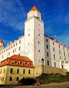 白色的城堡布拉迪斯拉发城堡对抗蓝天背景
