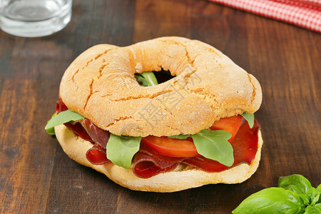 Deli三明治火箭熏制小吃午餐牛肉冷盘面包美食食物环形背景图片