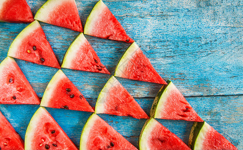 三角形西瓜蛋糕蓝色背景上的扁平三角形西瓜节食乡村摄影材料水果蔬菜小吃桌子食物框架背景
