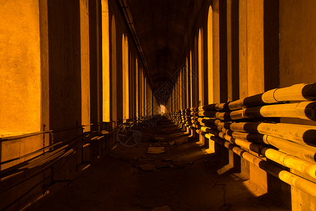一个地下隧道走廊白色工业阴影房间背景图片