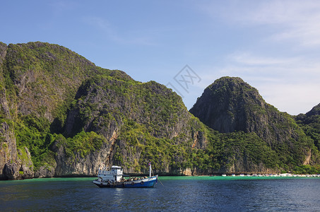 渔船 美丽的石灰岩悬崖 清海和海滩高清图片