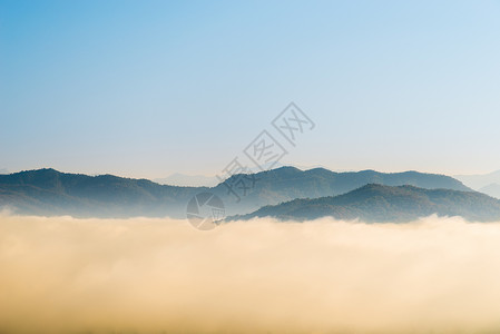 迷雾云的抽象山地性质迅速移动高清图片