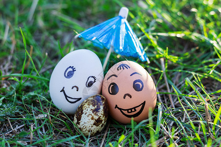 有趣的鸡蛋模仿笑笑的一对情侣和黄紫色宝宝背景图片