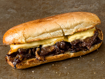 鸡肉奶酪牛排三明治小吃杂货店水平面包食物牛扒牛肉潜艇背景图片
