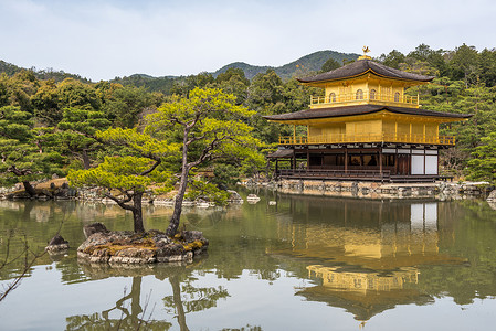 日本京都佛教寺 黄金馆 日本京都的佛庙亭子金子神社公园旅游地标历史性佛教徒反射纪念碑背景图片