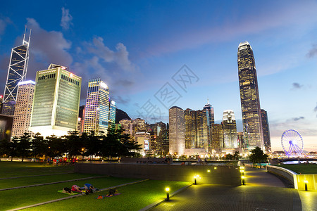 香港日落城市地标天际办公室绿色风景区商业摩天轮观光背景图片