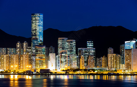 夜里香港市风景海洋建筑办公室商业公寓城市地标住房天际景观背景图片
