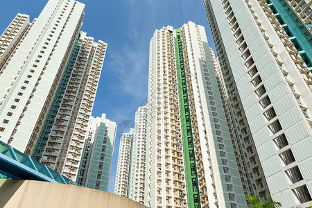 住宅楼至天上城市晴天多层蓝色人口密度住房天空财产景观图片