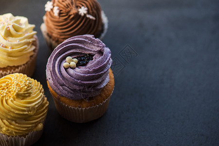 Cupcake饼 沙漠奶油甜点巧克力蓝色美食漩涡磨砂石头奶油糕点香草背景图片