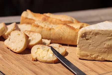 法国面包和三乳奶油干酪小菜砧板起动机小吃背景图片