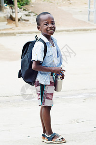 小笑脸的男孩瓶子孩子小学快乐背包背景图片