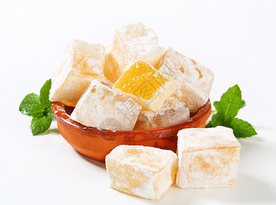 果冻果冻立方体希腊土耳其喜悦糖粉正方形涂层明胶乳香糖果美食软糖盘子美味背景图片