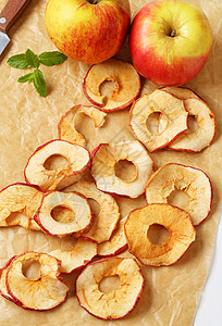 苹果薯片食物水果苹果片面包纸小吃烘焙用纸棕色羊皮纸背景图片