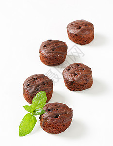 微型巧克力蛋糕糖果薄荷叶蛋糕配料巧克力甜点圆形食物傻事饼干背景图片