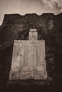 第二次世界大战在卡斯特尔斯多巷的纪念性纪念碑岩石城市砖块村庄建筑街道旅行木头路面石头背景图片
