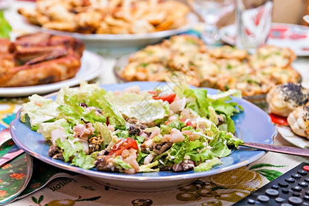 喜宴桌上的沙拉虾和沙拉虾派对厨房海鲜午餐运动桌子盘子沙拉蔬菜小吃背景图片