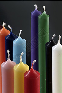 一组彩色圆柱形蜡烛i蓝色白色火焰生日庆典紫红色黄色派对绿色粉色背景图片