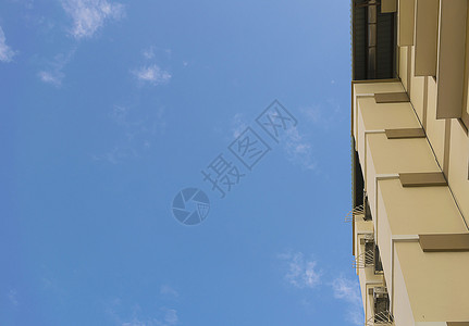 从下面看公寓房 往上看楼层玻璃阴影旅行阳光蓝色摩天大楼高楼房子场景天空背景图片
