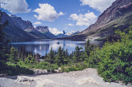 环绕着山脉的湖高清图片