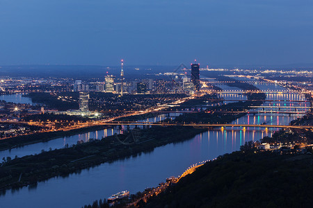 多瑙河城市天际线  维也纳特区和多瑙河上的桥梁摩天大楼景观全景天空天线首都地标反射市中心街道背景图片