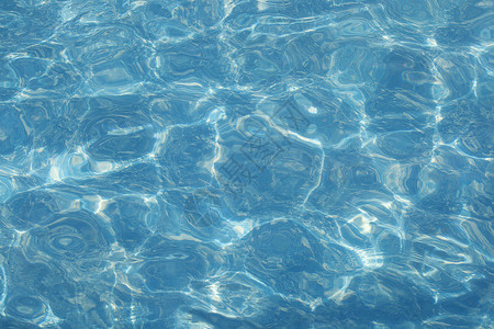 露天泳池的蓝水反射背景图片