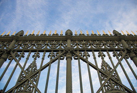 皇家宫大门详情安全蓝色栅栏绿色历史城堡房子天空旅行入口背景图片