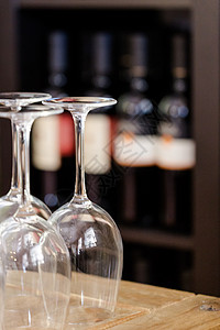 葡萄酒博览会酒杯眼镜倒挂庆典餐厅拉子玻璃宏观红色桌子红宝石黑色背景
