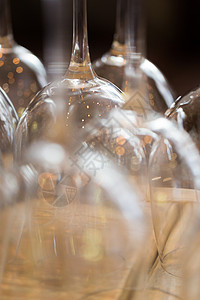 酒杯玻璃美食红色宏观餐厅背景瓶子新年派对桌子红宝石背景图片